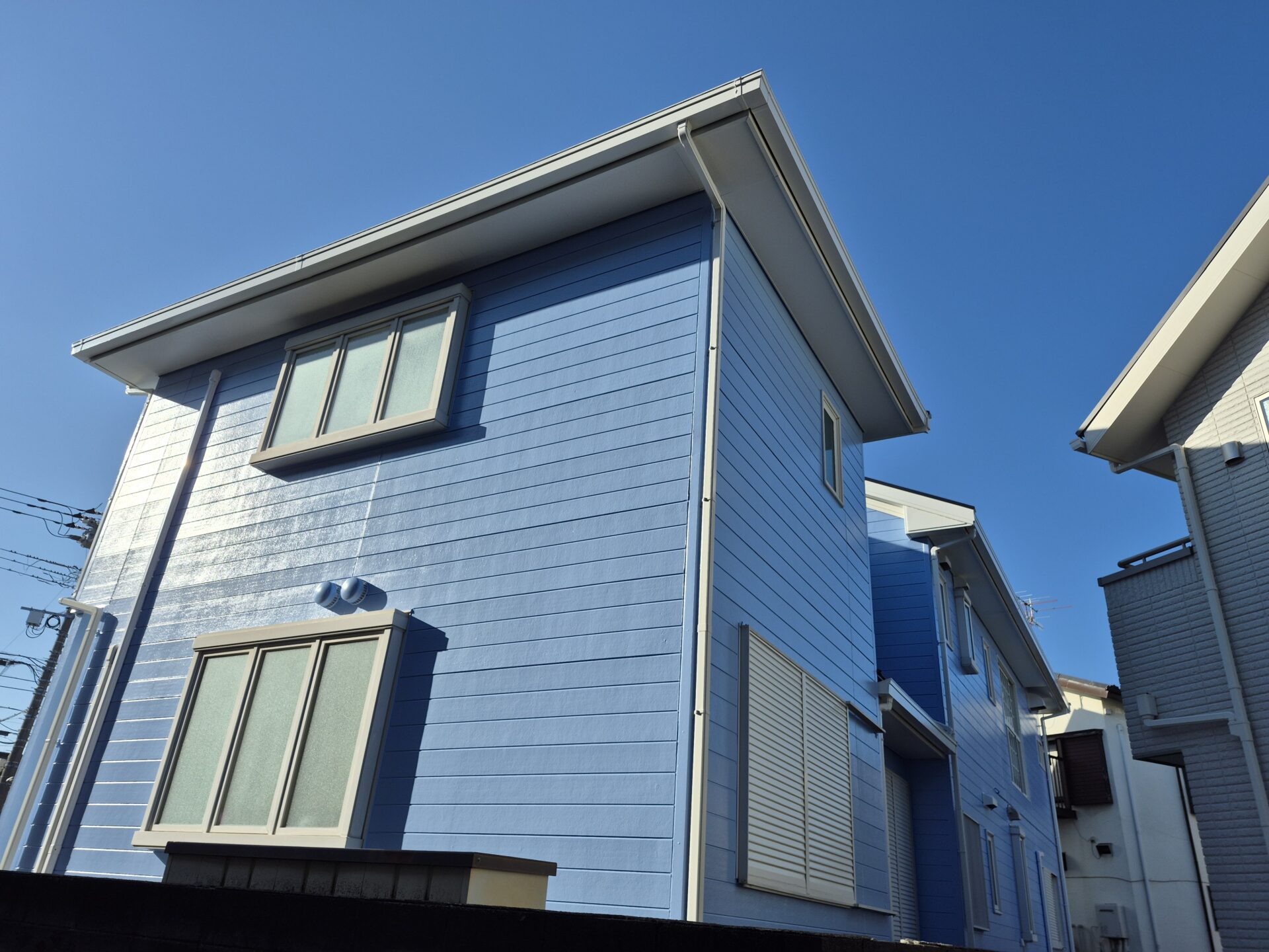 藤沢市湘南台のT様邸の屋根、外壁塗装工事足場解体後のビフォーアフターです。肉厚でガッチリ仕上げました。