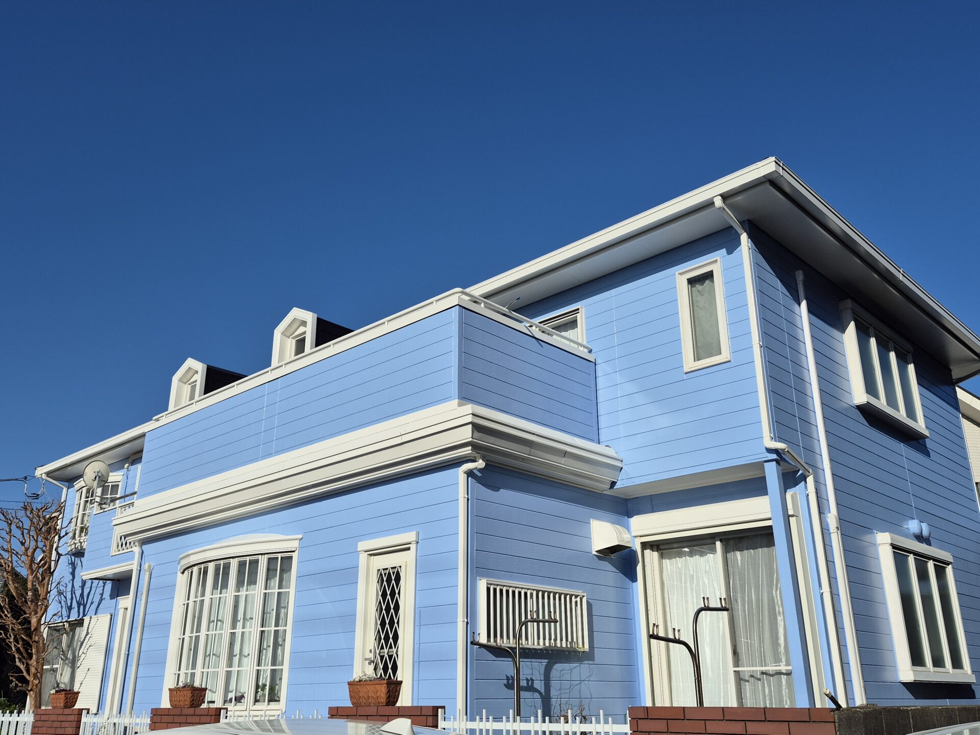 藤沢市湘南台のT様邸の屋根、外壁塗装工事足場解体後のビフォーアフターです。肉厚でガッチリ仕上げました。