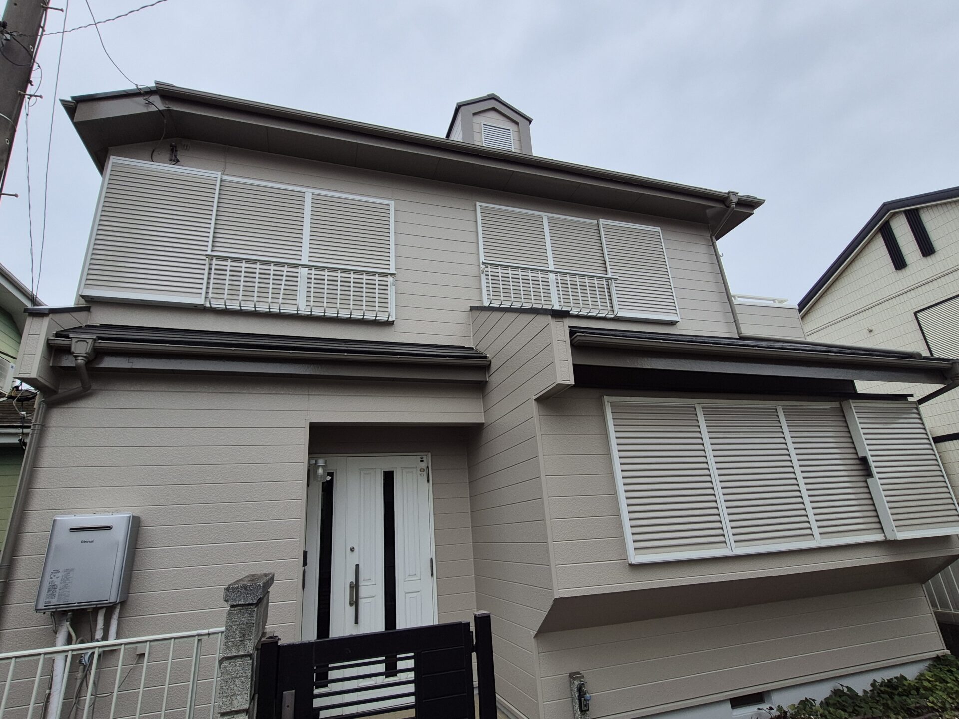 藤沢市高倉にて外壁、屋根塗装工事の足場解体お引き渡しまで無事に完了しました。