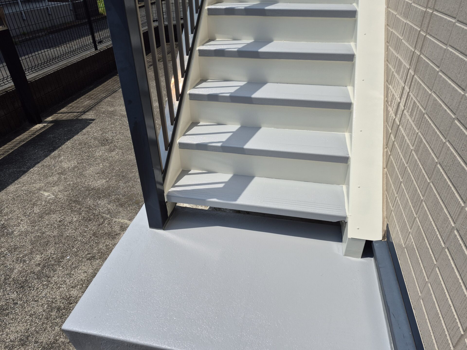 藤沢市六会にてアパートの階段塗装です！3棟建てでしたので同じような階段を3基バシッと仕上げました✨