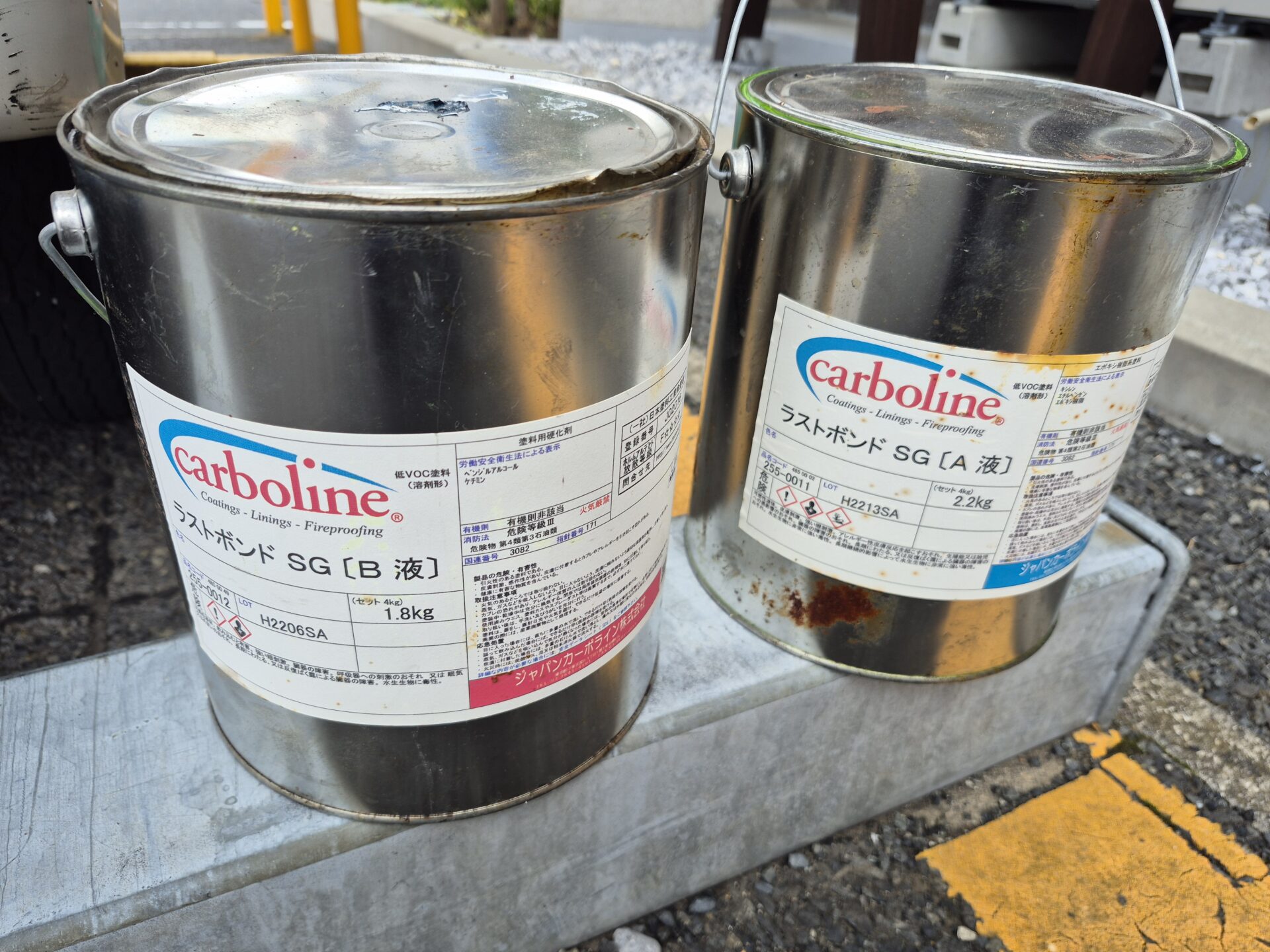 藤沢市湘南台にて店舗裏口の腐食部分のシーリング撤去及び、浸透性サビ止めラストボンドをタッチアップ