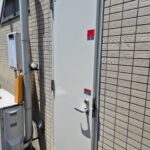 藤沢市湘南台の店舗裏口のドア塗装とシャッター柱の塗装はひとまず完了いたしました。 20260725_122056